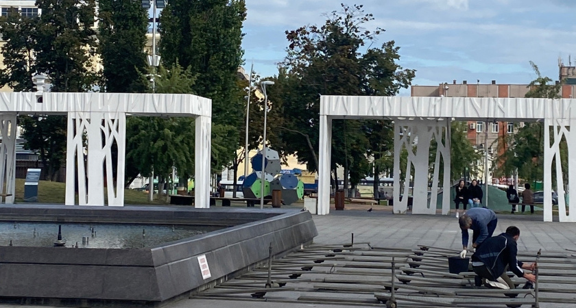 В Пензе фонтан на площади начали готовить к зиме