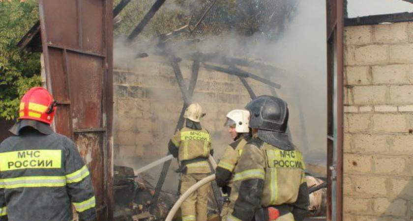 11 сентября 25 пожарных выезжали на тушений двух гаражей на ул. Матросова