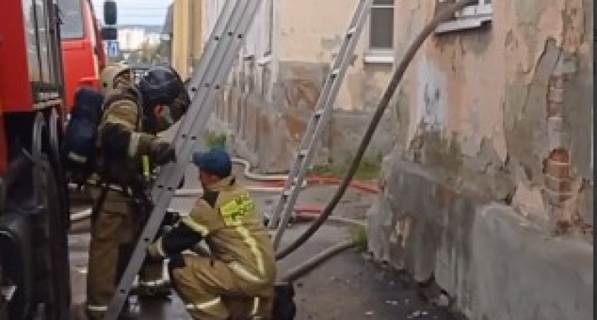 В Пензе на Кураева из горящего дома эвакуировали 10 человек, погиб 1 мужчина