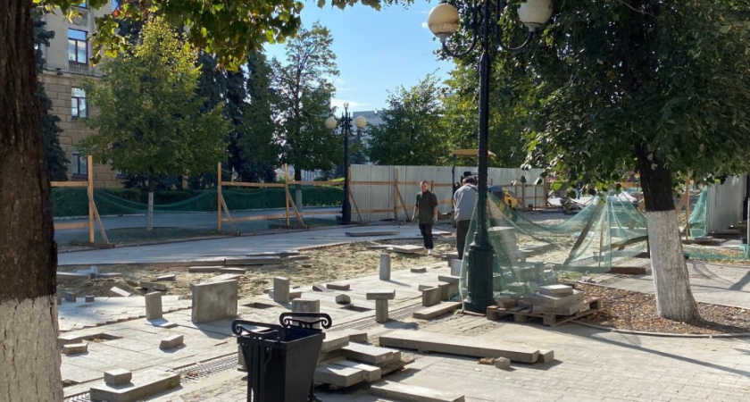 Плитку на Московской в Пензе после ремонта теплосети кладут школьники