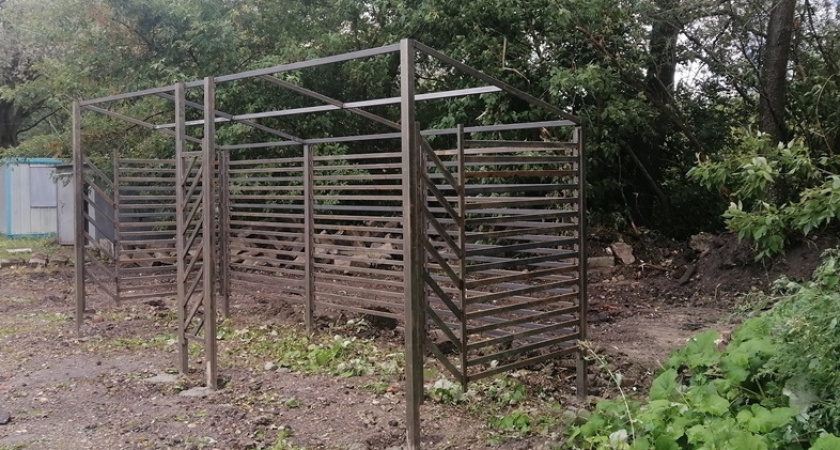 В Железнодорожном районе установлены каркасы контейнерных площадок