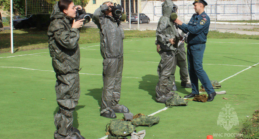 Блогеры из Пензы попробовали себя в роли разведчиков-химиков на мероприятии в МЧС