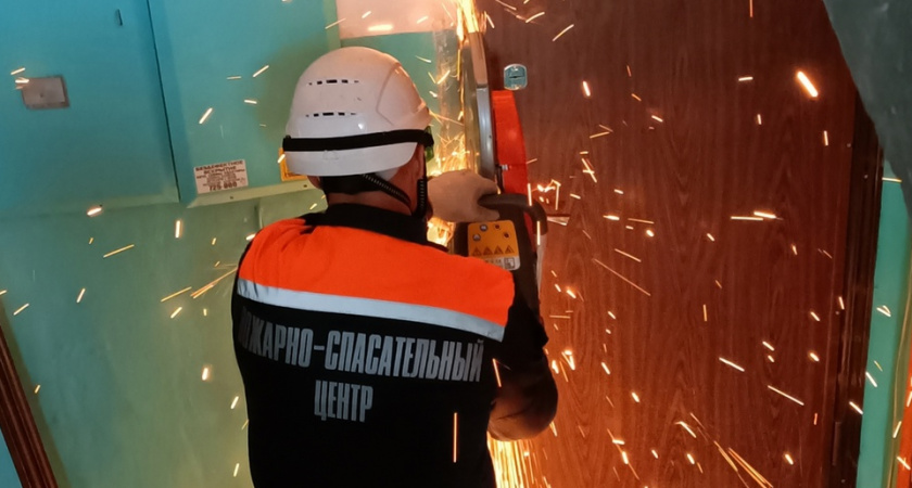 В Пензе спасатели выезжали на помощь женщине, которая упала на пол и не могла встать