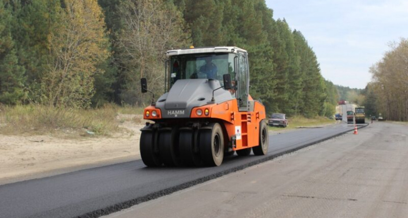 Идет ремонт дороги между селами Архангельское, Чаадаевска и рабочем поселком Чаадаевка