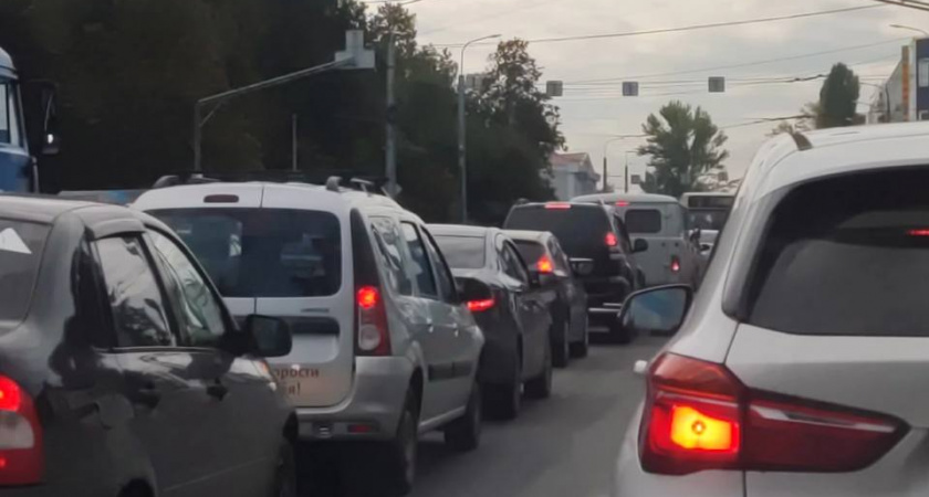 Из-за неработающего светофора на Гагарина пензенцы утром встали в пробке