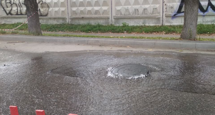 На улице Краснова до сих пор не могут решить проблему с затоплением дороги