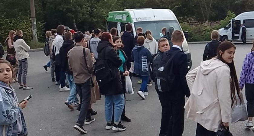 Жители Ахун и ГПЗ не могут вместиться в маршрутки из-за наплыва студентов 