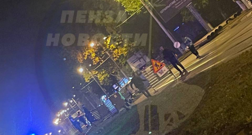 В Пензе на пропекте Победы легковушка перевернулась и провалилась в глубокую яму