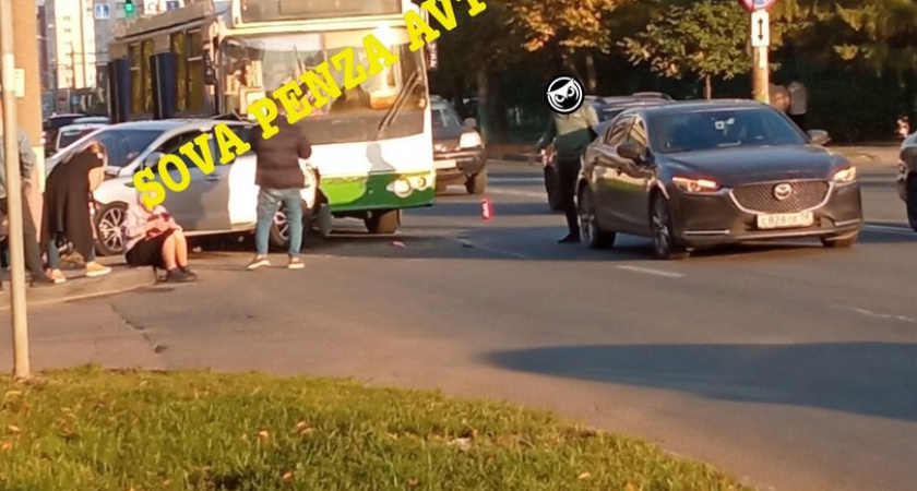 В Пензе на улице Суворова троллейбус снес автомобиль, впечатав его в столб