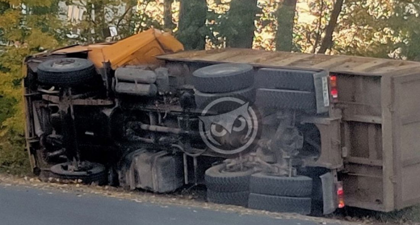 Стало известно, что грузовик под Пензой опрокинулся на бок при повороте на красный сигнал светофора