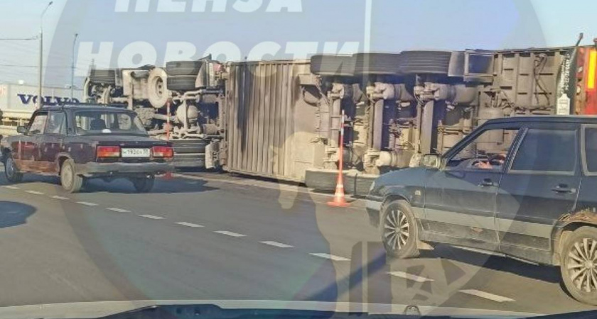 В Пензе около "Золотого петушка" перевернулась фура