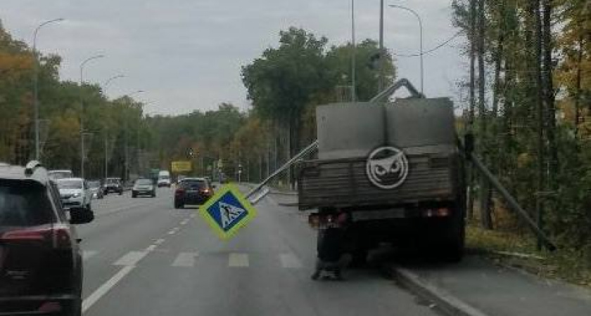 В Пензе на Окружной большегруз снес дорожных знак 