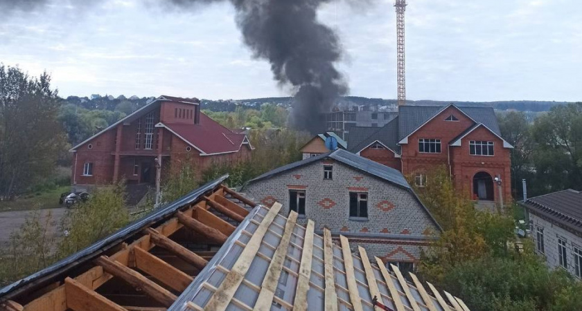 В МЧС прокомментировали пожар в строящемся здании на ул. Серпухова 