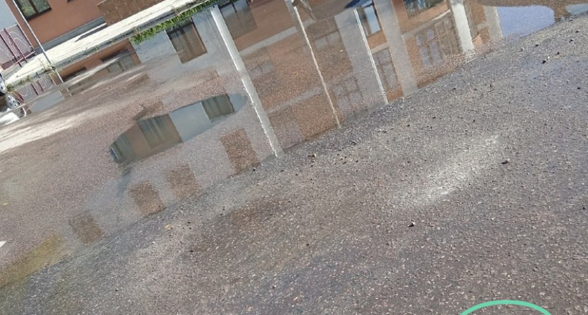 Пензенцев волнует прорыв трубы по улице Коммунистической 