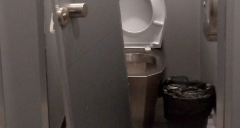 Вандалы снова изуродовали туалеты на набережной Суры