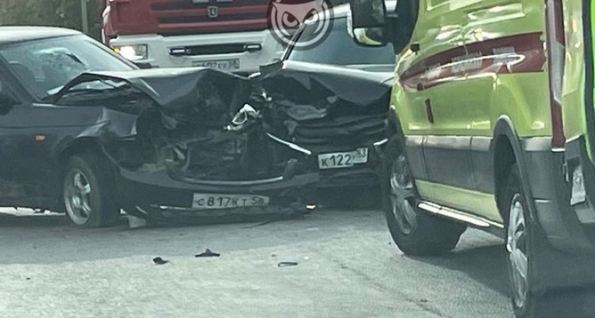 В Пензе Измайлова после перекрестка с Антонова столкнулись две Лады