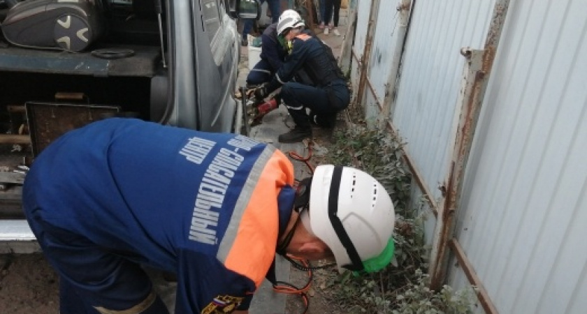 В Пензе на Чапаева автомобиль сорвался с домкрата и насмерть придавил мужчину
