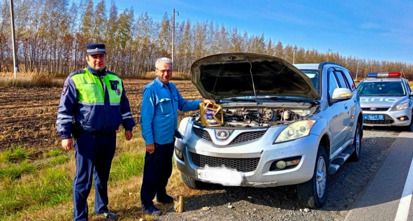 Госавтоинспекторы Пензы помогли водителю, с вытекшим маслом из авто на трассе в Лунинском районе