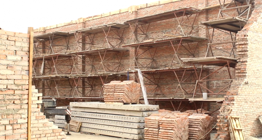 Олег Ягов проверил ход строительных работ Дома Культуры в селе Средняя Елюзань