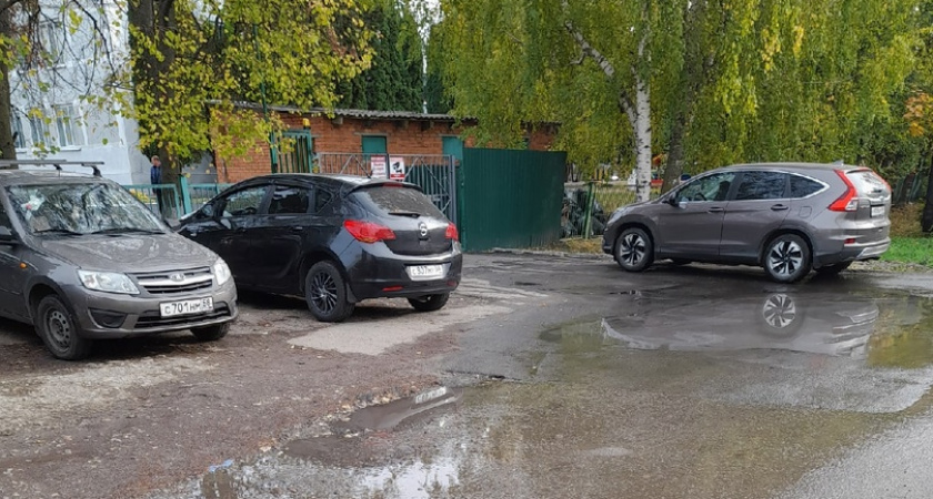 Три месяца возле ворот детского сада №19 в Пензе течет вода из-под асфальта 