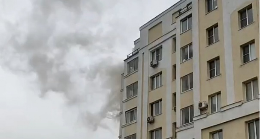 В Пензе на Карпинского в многоэтажке на 13 этаже горит квартира
