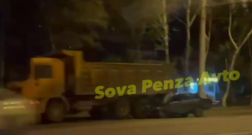 После полуночи в районе Стрелы в Пензе легковушка влетела в самосвал