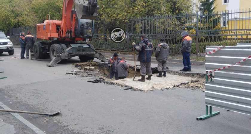 В Пензе из-за прорыва трубопровода возле ПГУАС перекрыли дорогу