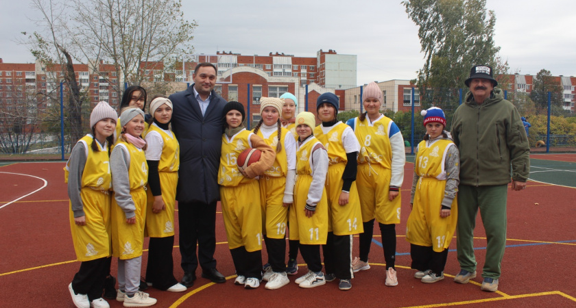 Алексей Комаров проверил качество условий для занятий детьми спортом в Каменке