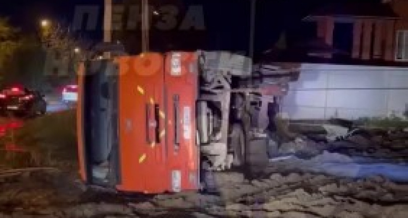 В Пензе ночью перевернулся большегруз