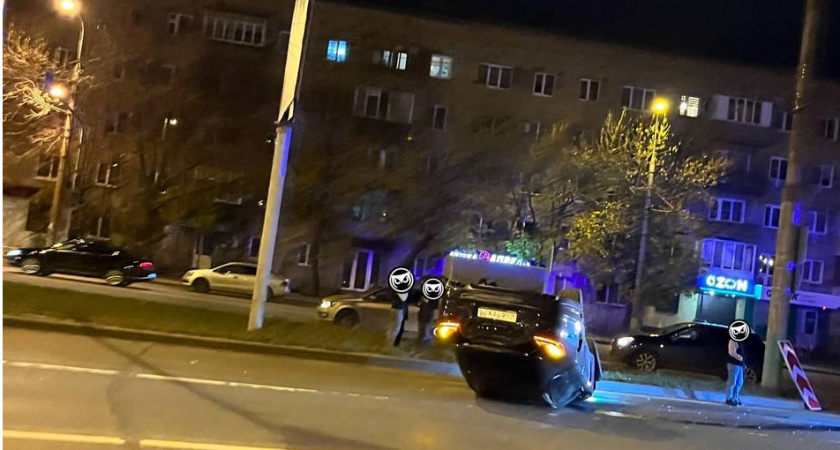 В Пензе около Глобуса после полуночи перевернулось авто