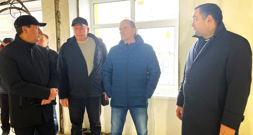 Олег Ягов и Алексей Комаров проверили, что до конца капремонта в школе №220 Заречного остался месяц