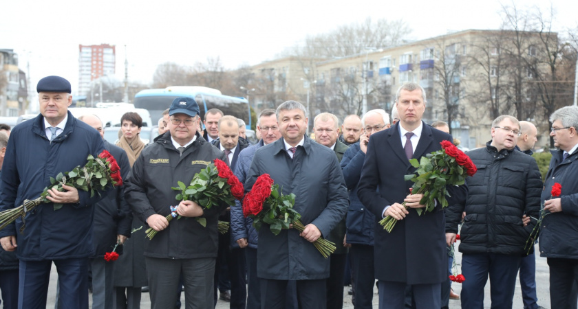 Мельниченко и делегация из Беларуси возложили цветы к Монументу воинской и трудовой Славы в Пензе