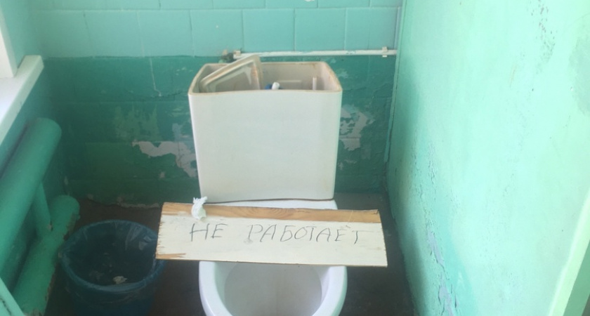 В Кузнецке ученики пожаловались на неработающие в школе туалеты