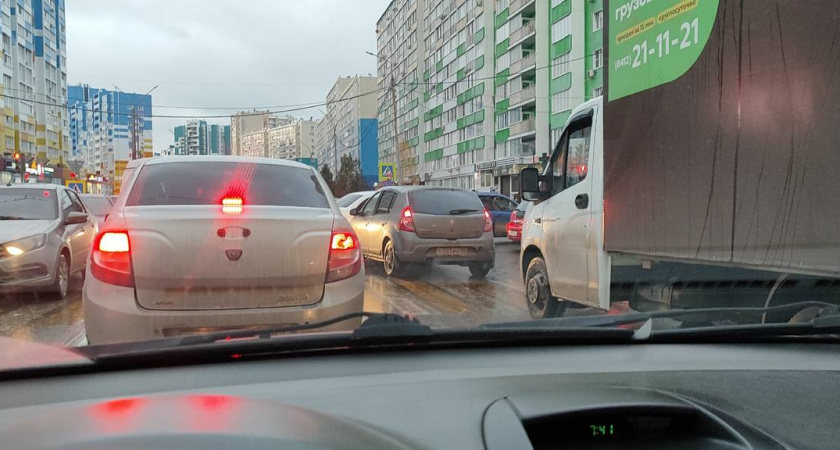 Второй день подряд жители Спутника сообщают о больших пробках на дороге