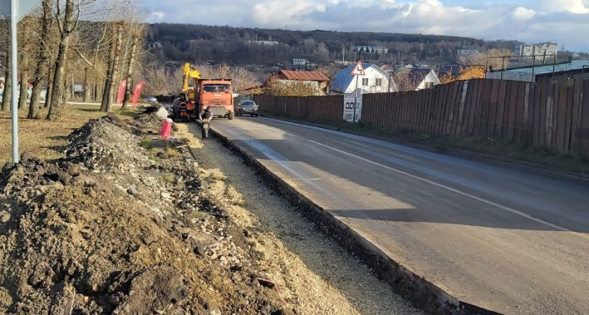 На улице Зеленодольской проходят работы по обустройству водоотведения