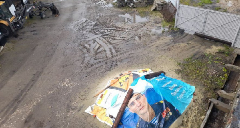 В Пензе кучу строительного песка накрыли баннером с погибшим на СВО солдатом