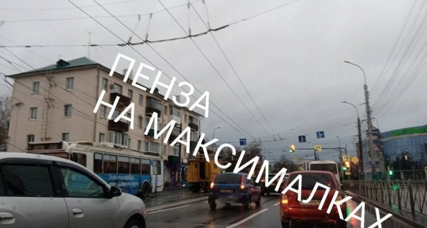 В Пензе из-за оборвавшихся троллейбусных проводов ограничено движение по улице Суворова