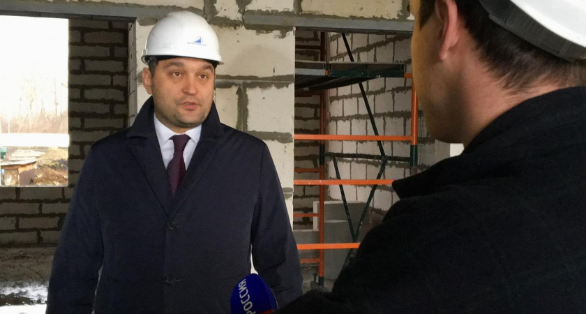 Алексей Комаров оценил процесс строительства новой школы в Заре