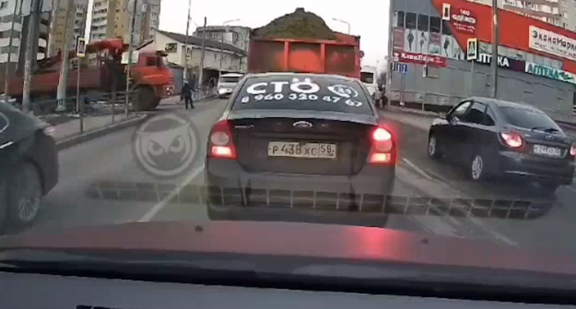 В Пензе школьник едва не попал под колеса КамАЗа на пешеходном переходе