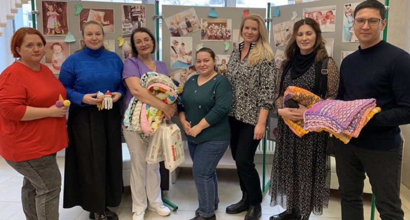 В Пензе недоношенным младенцам связали тёплые вещи