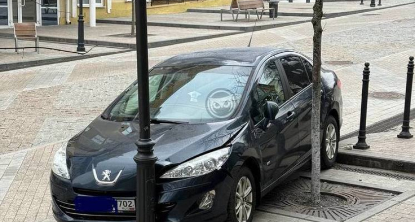 Водитель Peugeot врезался в столб на Московской в Пензе 