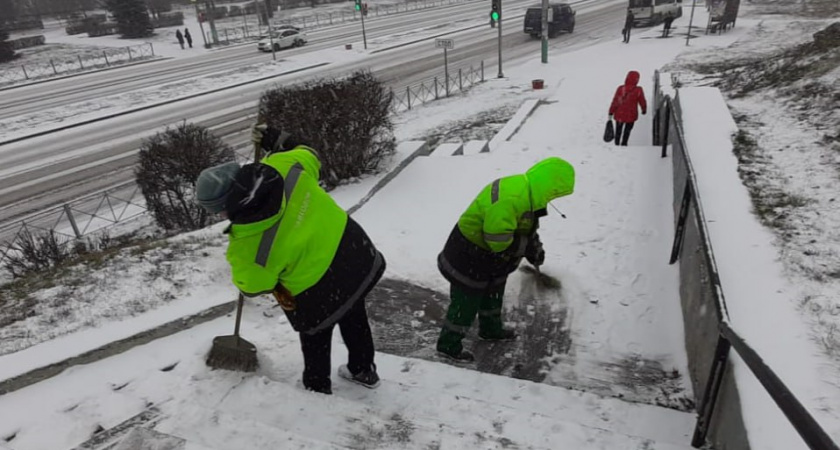 Заваленные снегом улицы Пензы вышли расчищать 27 спецмашин, 18 тракторов и 98 коммнальщиков