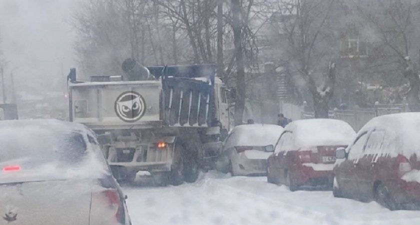 На проспекте Победы в Пензе грузовик врезался в припаркованные машины