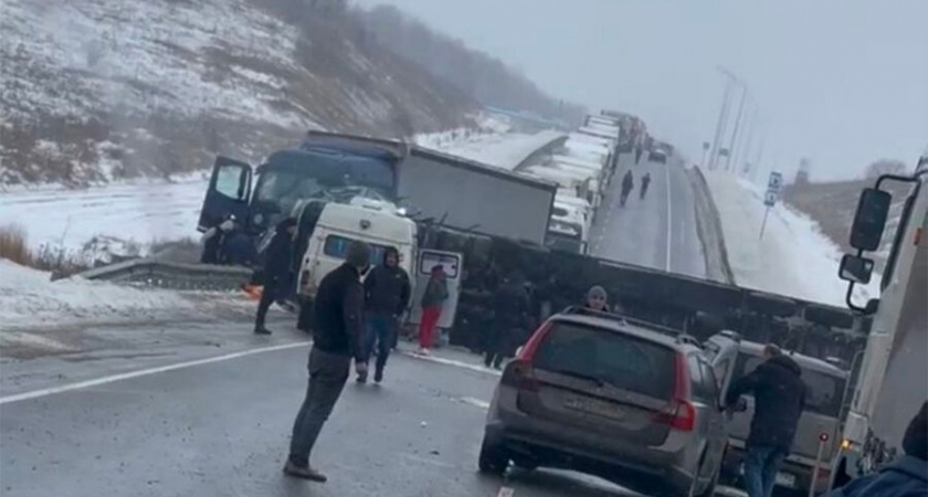 В Пензенской области столкнулись 2 грузовика, один вез опасный груз