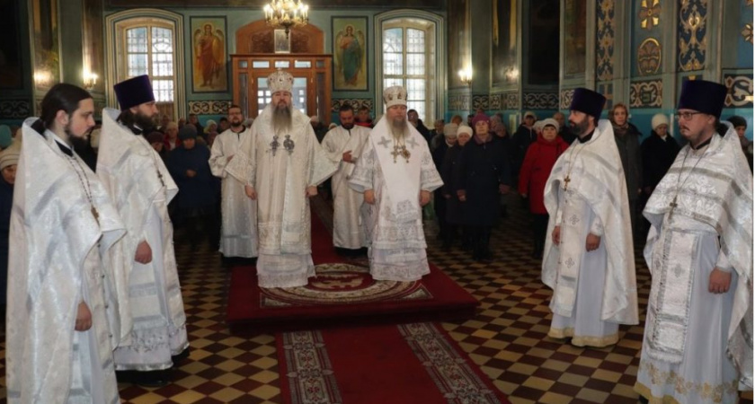 Митрополит Серафим провел литургию в сердобском соборе Архангела Михаила