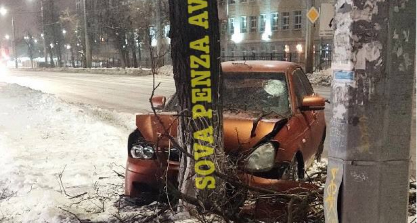 «Лада Приора» влетела в дерево на улице Гагарина в Пензе 