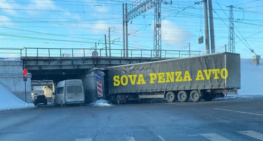 В Пензе фура застряла под "мостом глупости"