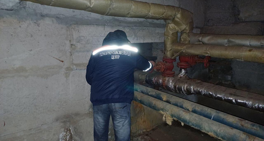 Пензенцы ремонтируют систему отопления дома в Токмаке, в которой появилась неисправность