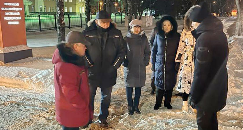 Из-за надвигающегося снегопада Басенко поручил обработать дорогу антигололедными материалами