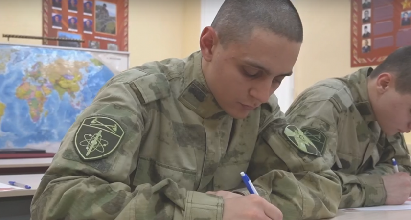 Ко Дню матери росгвардейцы из Пензы написали поздравительные письма своим мамам